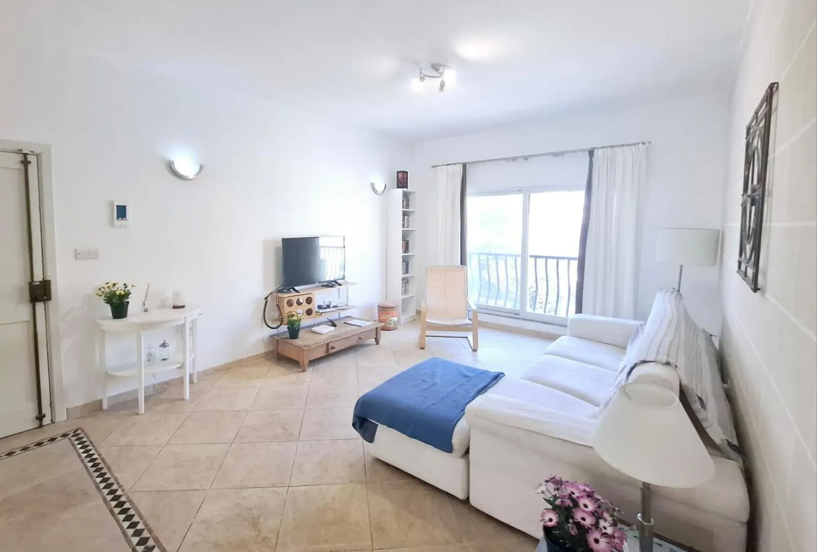 V86 - The 2 Bedroom Central Spot Sliema 0*,  Malta